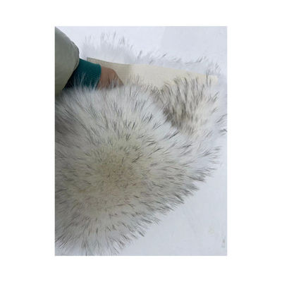 Weich und luxuriös gestricktes weißes Fell mit schwarzer Spitze, gefärbt mit Farbe
