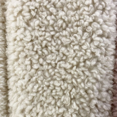 Vielseitiges 100% Polyester künstliches langes lockiges Pelzgewebe für Kleidungsstücke jeder Farbe