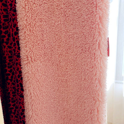 Vielseitiges 100% Polyester künstliches langes lockiges Pelzgewebe für Kleidungsstücke jeder Farbe