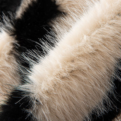 Erleben Sie den Komfort von Big Fur 100 Polyester Garne Zählung Nr. in Winterkleidung