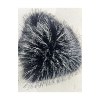 Weich und luxuriös gestricktes weißes Fell mit schwarzer Spitze, gefärbt mit Farbe