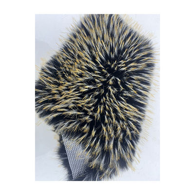 Weich und luxuriös gestricktes weißes Fell mit schwarzer Spitze, gefärbt mit Farbe