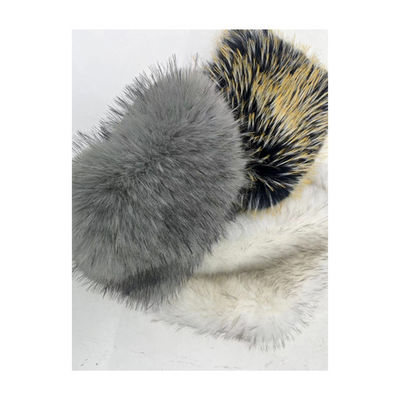 Weich und luxuriös gestricktes weißes Fell mit schwarzer Spitze, gefärbt mit Farbe