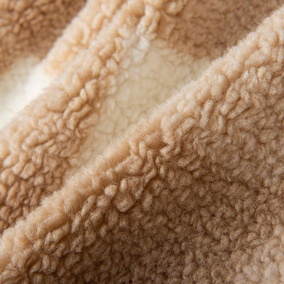 100% Polyester mehrfarbige Jacquard Lammwolle für die Produktion von Winterbekleidung