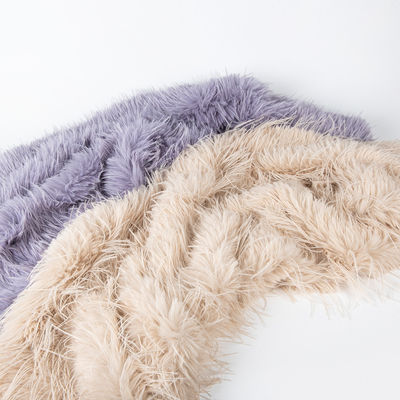 Lange Pile Falschfellgewebe mit 100% Polyester Rückenmaterial und 58/60" Breite