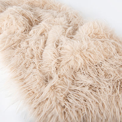 Lange Pile Falschfellgewebe mit 100% Polyester Rückenmaterial und 58/60" Breite