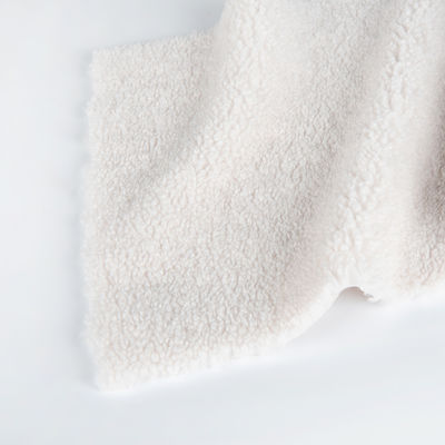 Weihnachtsmantel aus weichen Stoffen mit gestricktem Design und Teddy Sherpa Falschfell