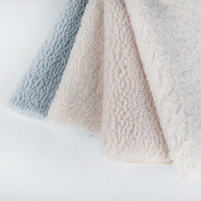 Weihnachtsmantel aus weichen Stoffen mit gestricktem Design und Teddy Sherpa Falschfell