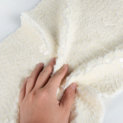 Funkelnde Sequins Chuck Plush Stoff perfekt für Loungewear Bekleidung und Heimtextilien
