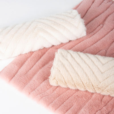 Geflechtete Fälschungen aus Pelz für Bekleidung Weichgeschnittener Stapel 100% Polyester Fälschungen Fälschungen