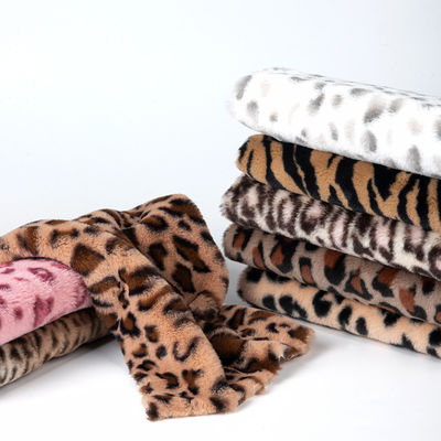 100% Polyester auf individuelle Weise gedruckte Falsche Kaninchenfellgewebe für Bekleidung