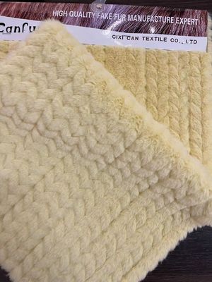 Kurzes Pelzgewebe Weiches Falsches Pelz für den Mantel Spielzeug Garne Zählung Kontaktlänge 60cm Farbe Grau