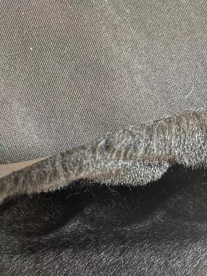 Soft Hand Feel Falsch schwarzer Mantel mit 1150 g/m Gewicht und gestrickte Rückentechniken